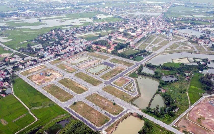 The Felix Land nằm cạnh hồ Bích Động xanh mát