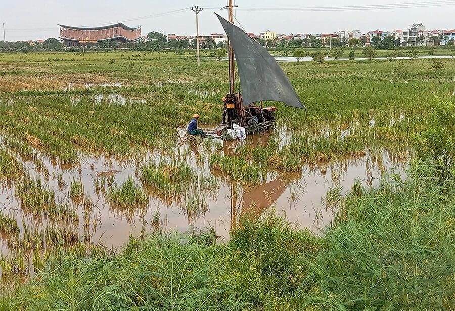 Đội ngũ kỹ thuật đang tiến hành khoan thăm dò địa chất